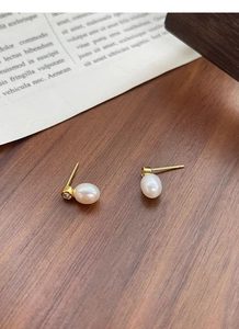 Vue détaillée de boucles d'oreilles perles en argent S925 avec base dorée et zircon