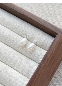 Vue macro de boucles d'oreilles en argent S925 avec perles goutte et zircon brillant