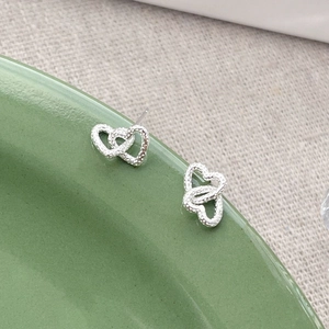 S925 sterling silver interlocking double heart stud earrings with hammer texture