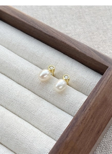 Détail des boucles d'oreilles en argent S925 doré avec perles d'eau douce et zircon