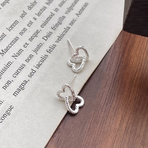 Minimalist S925 sterling silver double heart stud earrings with hammered texture on wood