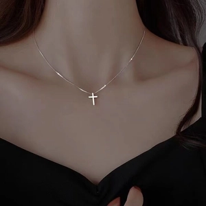 Collier croix minimaliste en argent sterling S925 porté par mannequin sur chaîne fine