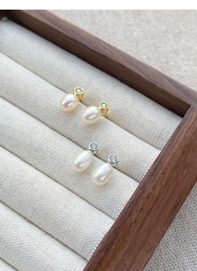 Détail de boucles d'oreilles en argent S925 avec perles d'eau douce et zircone cubique