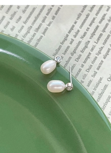 Vue macro de clous en argent S925 avec perles d'eau douce et zircons étincelants