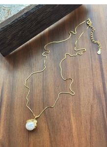 Detailed close-up of S925 sterling silver pearl pendant with elegant gold finish necklace