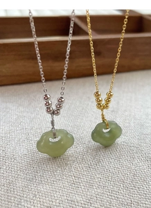 Détail des colliers S925 en or et argent avec pendentifs en jade vert en forme de nuage