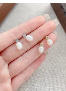 Détail des boucles d'oreilles en argent S925 et or avec perles d'eau douce et zircone cubique
