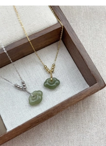 Vue détaillée du collier pendentif serrure Ruyi en argent S925 et jade Hetian doré et argent