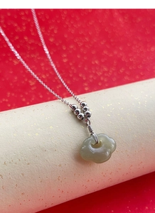 Détail macro de la chaîne en argent S925 avec pendentif serrure Ruyi en jade Hetian
