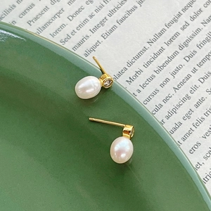 Élégantes boucles d'oreilles en argent S925 avec perles d'eau douce et zircons dorés