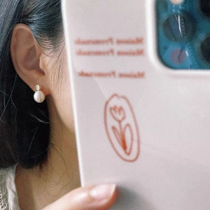 Boucles d'oreilles perles en argent S925 avec diamant portées sur le lobe
