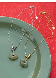 Détails de colliers en argent S925 avec pendentifs en jade sur fond festif