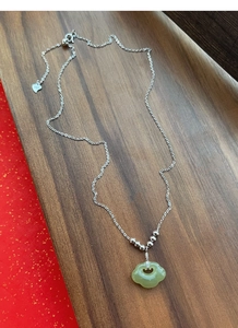 Détail du collier en argent S925 avec pendentif en jade Hetian et étiquette en forme de cœur