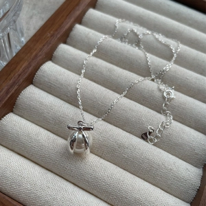 S925 Sterling Silber Perlenhalskette mit Schleife auf Schmucktablett aus 45-Grad-Winkel