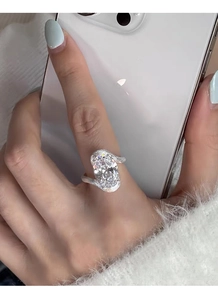 Détail d'une bague zircon ovale aurore avec anneau en argent texturé sur le doigt