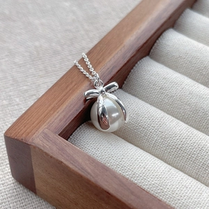 Elegante Halskette aus S925 Sterlingsilber mit Schleifenanhänger und weißem Perlenanhänger