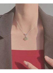 Détail du collier en argent S925 avec pendentif serrure Ruyi en jade Hetian vert clair