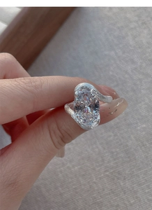 Vue détaillée d'une bague en argent avec zircon ovale et texture effet cristal de glace