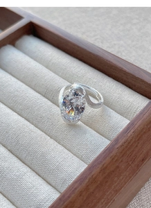 Vue macro d'une pierre ovale et finition mate brossée sur bague en argent S925