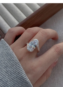 Détail de la bague en argent S925 avec zircon ovale aurora et finition brossée texturée