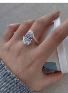 Détail de bague en argent S925 avec zircon ovale et finition mate portée à la main