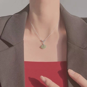 Collier en argent S925 avec pendentif verrou Ruyi en jade vert porté par un mannequin femme