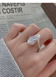 Détail de la bague en argent S925 avec zircon ovale et anneau texturé au fini givré