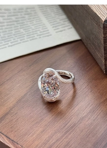 Macro d'une bague avec zircon ovale, finition en argent mat et anneau profilé élégant