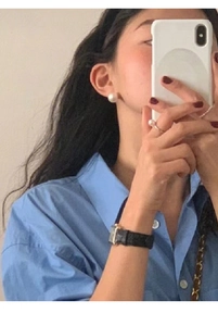 Selfie miroir montrant d'élégantes boucles d'oreilles perles et une bague assortie