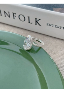 Détail d'une bague en argent S925 avec zircon en poire et finition de l'anneau mate