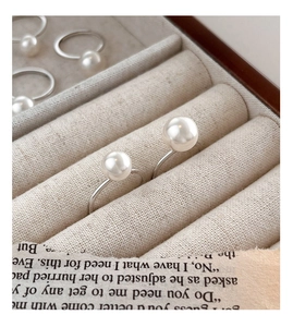 Vue macro de bagues élégantes en argent S925 avec perles dans un écrin en velours