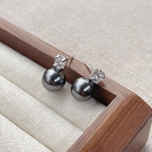 Luxurious S925 sterling silver black pearl earrings with sparkling round cubic zirconia