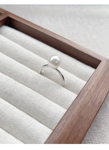 Vue détaillée d'une élégante bague en argent S925 ornée d'une grande perle blanche lustrée