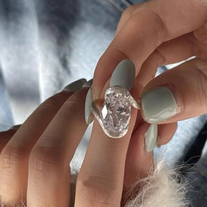 Bague élégante en argent S925 avec grand zircon ovale et anneau torsadé au fini brossé