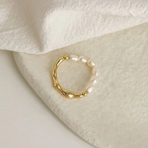 Detail of S925 silver gold-plated ring featuring freshwater pearl and wave texture