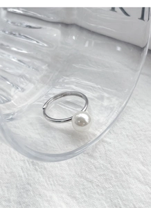 Gros plan d'une élégante bague en argent S925 avec perle et anneau ajustable