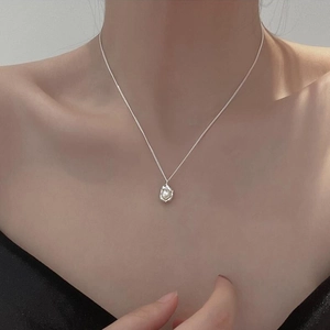 Minimalist S925 silver necklace with irregular metal frame and white pearl on collarbone