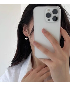Dettaglio di orecchini a cuore in argento sterling S925 indossati da una modella