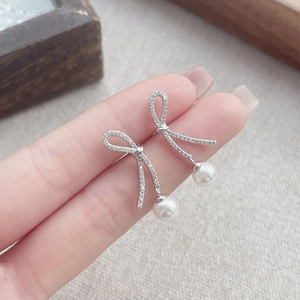 Sparkling S925 silver bow knot earrings with dangling white pearls for elegant women