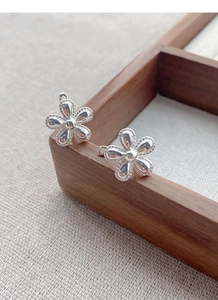 Close-up of S925 sterling silver sunflower stud earrings with beaded edge detailing