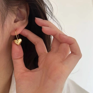 Eleganti orecchini a cuore dorati con finitura lucida e gancio delicato da donna