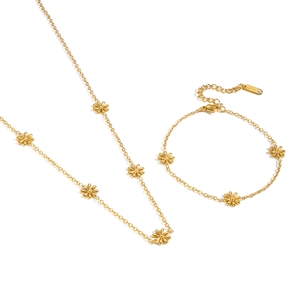 Exquisite gold stainless steel jewelry set with daisy flower necklace and bracelet