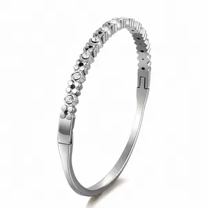 Elegante brazalete de acero inoxidable plateado con brillantes cristales incrustados