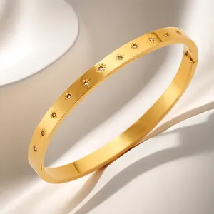 Bracelet jonc élégant en acier inoxydable doré avec étoiles gravées et petits cristaux