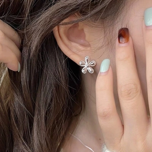 Minimalist S925 sterling silver sunflower stud earrings with a polished finish for women