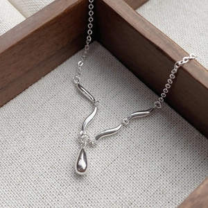 Minimalist S925 sterling silver teardrop necklace featuring sleek polished wavy metal bars