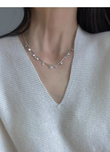 Détail du collier en argent S925 avec pendentifs en zircon scintillant sur le mannequin