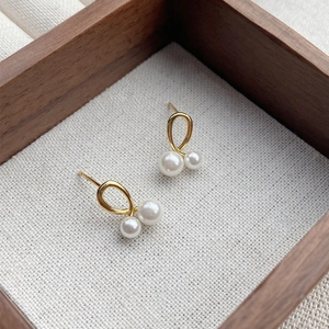 Élégantes boucles d'oreilles en argent S999 doré avec deux perles rondes blanches