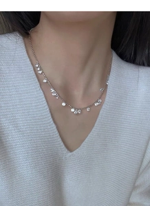 Exquis collier en argent S925 avec breloques en zircone larme et ronde portées au cou