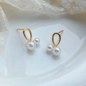 Boucles d'oreilles croisées en argent S999 doré avec doubles perles sur dentelle